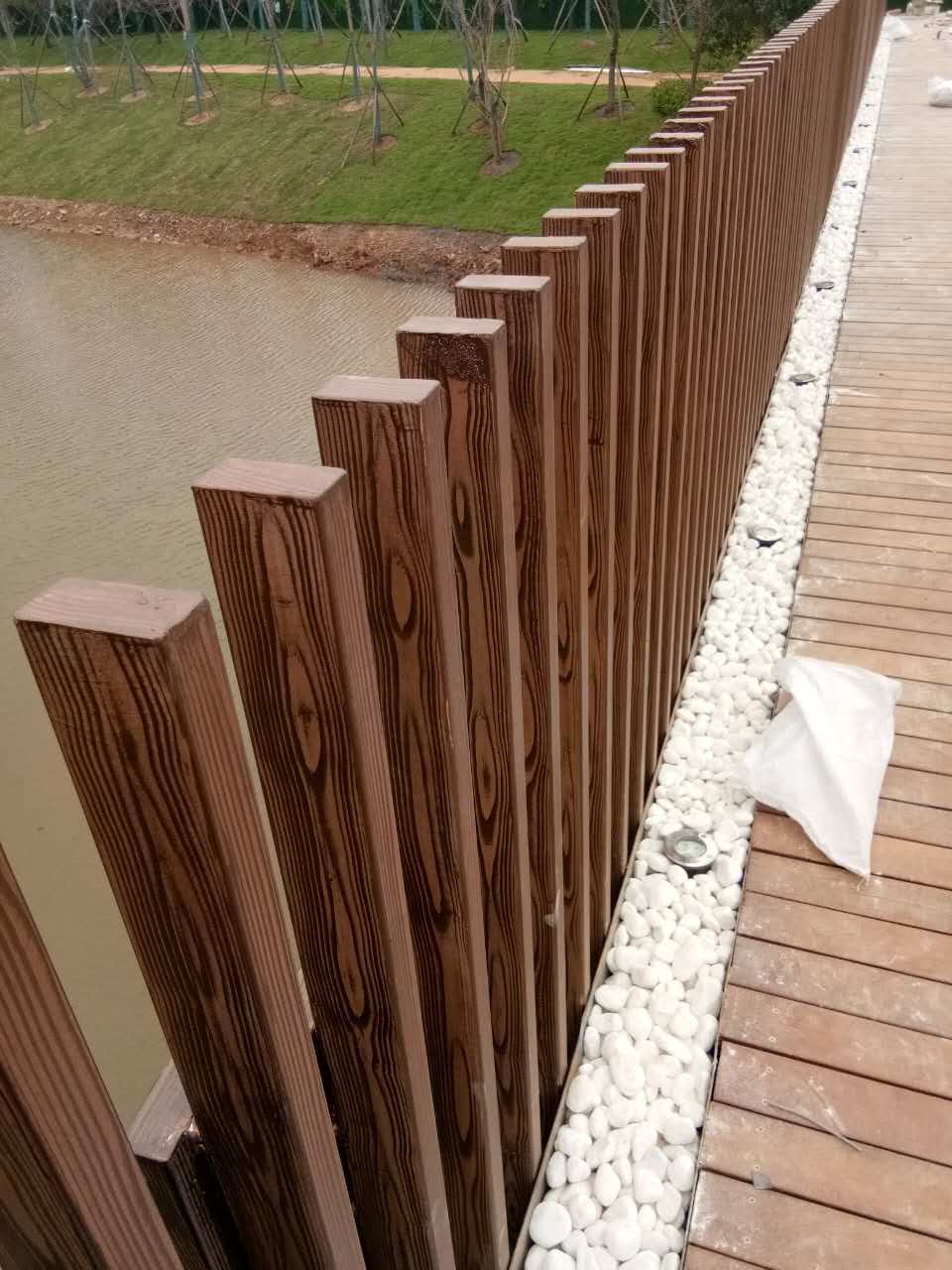 南充钢管护栏木纹漆施工项目